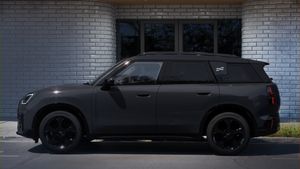 இந்த காரை வாங்குறதுக்கு சொத்தை தான் விற்கனும்!! அளவில் சின்னதாக இருந்தாலும் காரின் விலை பல லட்சத்தில்!