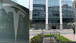 முதல் டெஸ்லா கார் ஷோரூம் அமையும் இடம் சிட்டியில் பயங்கர பிசியான ஏரியா! சுற்றி பார்க்கவே ஒருநாள் ஆகும் போலயே!!