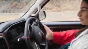 ஒலிம்பிக்கில் பதக்கம் வாங்கிட்டு ஜாலியா காரில் சுற்றுகிறார்! கால்களாலேயே கார் ஓட்டி அசத்தல்!