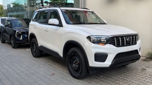 17 லட்ச ரூபாய் காரில் இந்த சக்கரங்களையா வழங்குவீர்கள்? மஹிந்திராவின் புதிய ஸ்கார்பியோ பார்க்க எப்படி இருக்கு?