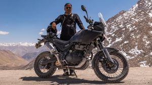 கம்பெனி சிஇஓ-வே இப்படி தர லோக்கலா இறங்குவாருனு எதிர்பார்க்கல! பைக் உடன் கூட இருப்பவங்க யாருனு தெரியுதா?