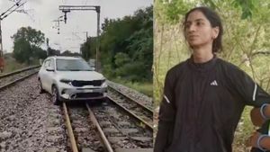 மது போதையில் ஆண் இருப்பார்னு காரை திறந்து பார்த்தவர்களுக்கு காத்திருந்த அதிர்ச்சி! போலீசார் திணறிட்டாங்க!!