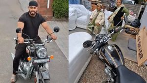 மொத்தமா நாட்டை விட்டு போகும்போது பைக்கை கூட விடல... எத்தனை இடத்துல பணத்தை தண்ணி போல செலவு செய்தாரோ!!