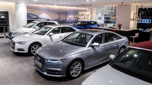 கோடி ரூபாய்க்கு வாங்குன காரை சில லட்சங்களுக்கு விக்குறாங்க! தமிழ்நாட்ல இருந்து இந்த கார்களை வாங்க முடியுமா?