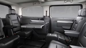 காரா இல்ல கப்பலா? இரண்டு குடும்பம் கூட தாராளமா இந்த கார்ல போகலாம்!