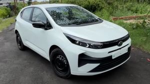 7 லட்ச ரூபா காரை இதைவிட சிறப்பா எப்படி உருவாக்க முடியும்? டாடா ஷோரூம்களில் இனி நேரில் பார்க்கலாம்!!