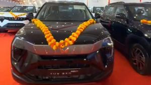 ஷோரூமில் நிறுத்த இடம் இல்லை... மஹிந்திராவின் இந்த புதிய காரை வாங்க கூட்டம் அள்ளுது!!