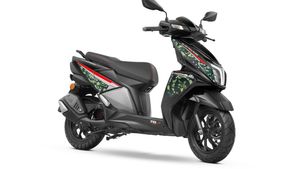 இந்த கலரில் யார்கிட்டயும் டிவிஎஸ் ஸ்கூட்டர் இருக்காது! வாங்கி போட்டா ஏரியாவில் கெத்து காட்டலாம்!