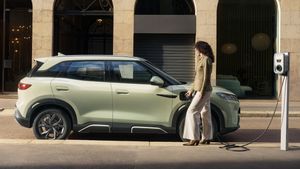 காரை பார்த்து எடை போடாதீங்க... சீனாவில் ஒவ்வொரு மிடில்-கிளாஸ் வீட்டிலும் இருக்கும் கார்!