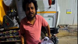 பெட்ரோல் இல்லாம பைக் நடுவழியில் நின்னுட்டா இப்படி கூட பண்ணலாமா! இந்த ஐடியா நமக்கு தோணாம போயிருச்சே!