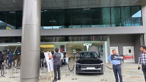 30 நாள் கூட ஆகல அதுக்குள் 2வது ஷோரூமை திறந்த டெஸ்லா!