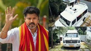 சொகுசு பங்களா போன்ற கேராவேன்! விஜய் இந்த வண்டில தான் மாநாட்டுக்கு வரப்போறாரா?