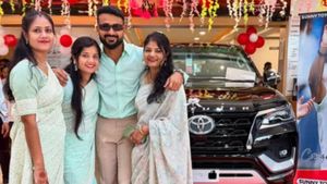 இப்படி தோளுல கை போட்டு போட்டோ எடுத்த கிரிக்கெட் வீரருக்கு நோட்டீஸ் அனுப்பிய ஆர்டிஓ