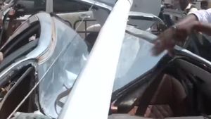 கொடி கம்பத்தின் எடை 10 ஆயிரம் கிலோவா! காரை இனி எடைக்குதான் போடணும்! சல்லி சல்லியா நொறுக்கீட்டாங்க!