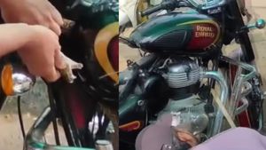 யாருக்கும் தெரியாமல் பைக்கில் ஒளிந்திருந்த அரக்கன்... மெக்கானிக் கடையில் இதுக்கு எல்லாம் ஆட்கள் இருக்காங்களா?