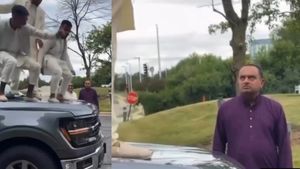 இதுக்கு மம்பட்டியான் பாட்டை போட்டே ஆடி இருக்கலாம்! கார் ஓனரின் கண் முன்னே சல்லி சல்லியா நொறுக்கிட்டாங்க!