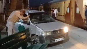 கார் உள்ளே இருந்தவர் யார்னு தெரிஞ்சதுக்கு அப்புறம்தான் இன்னும் பெரிய ஷாக்! கார் உடன் கொத்தா தூக்கிய போலீசார்