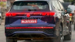 சீன காருக்கு இந்தியாவில் என்ன வேலை... ஏழு பேரை உள்ளே ஏத்துனாலும் இடம் மிச்சம் இருக்கும்!