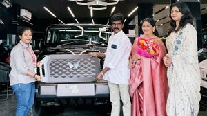 தந்தையை ஷோரூமுக்கு அழைத்து சென்று திக்கு முக்காட வைத்த நடிகை! வாங்கியிருக்கும் கார் அவ்வளவு ஸ்பெஷலானதா?