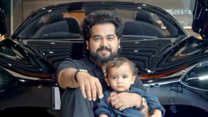 இந்தியாவிலேயே ஒரேயொரு கார் ஷோரூம் மட்டுமே இருக்கு... மும்பையில் மாஸ் காட்டிய சென்னை இளம் மருத்துவர்!