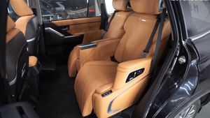 டொயோட்டா காரை வாங்கிய கையோடு மொத்தமா கழற்றி மாட்டிட்டாங்க! காலை நீட்டி படுத்துட்டு போகலாம்!