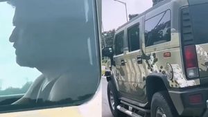 எவ்வளவு பெரிய மனுஷன்... வெறும் உள் பனியன் அணிந்தப்படி கார் ஓட்டியது இவரா? விடாமல் துரத்தி சென்ற ரசிகர்கள்!