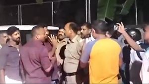 குடிபோதையில் வந்து ரகளை செய்தவரை சுற்றி வளைத்த பொதுமக்கள்! யார்னு தெரிஞ்சதும் ஷாக்! போலீஸ்லாம் வந்துட்டாங்க!