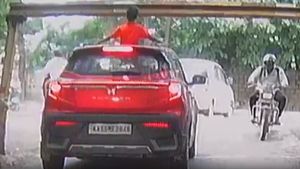 சன்ரூஃப் வழியாக எட்டி பார்த்த சிறுவனுக்கு காத்திருந்த அதிர்ச்சி! இரும்பு கம்பியில் அமர்ந்திருந்த எமன்!