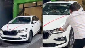 டெலிவரி எடுக்கும் போதே வழுக்கிய கார்! ஜஸ்ட் மிஸில் தப்பிய சம்பவம்! வீடியோ செம வைரல்!