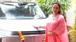 76 வயசுனு சொன்னா சத்தியமா நம்பவே முடியல... அவரை போலவே அழகான எலக்ட்ரிக் காரை வாங்கிய பழம்பெரும் நடிகை!