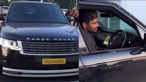 கோடி கோடியாய் சம்பாதிச்சாலும் காருக்கு டிரைவர் வைக்கல! 3 கோடி ரூபா கார் உடன் பார்த்ததும் சூழ்ந்த கேமராக்கள்!