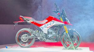 300கிமீ-க்கு சார்ஜ் கவலையே இல்ல... 100% சார்ஜ் நிரப்பிவிட்டால் அதுபாட்டுக்கு ஓடும்! புது அல்ட்ராவொய்லெட் பைக்