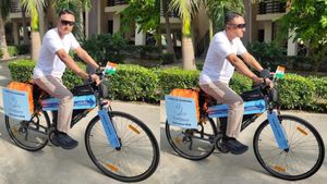 தேசிய கொடி உடன் சைக்கிளில் உலா வரும் நபர்... சாஃப்ட்வேர் வேலையை விட்டது இதுக்குதானா?