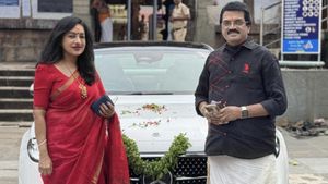 பிராண்ட்-நியூ பென்ஸ் கார் உடன் நிற்பது யாரென்று தெரிகிறதா? டெலிவிரி பெறும்போது ஷோரூமில் செய்த காரியம்!