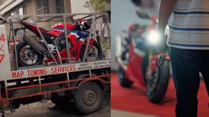 இந்த பைக்கை எல்லாம் நாம நேரில் பார்ப்பதே அரிது... இவங்க டெலிவிரியே எடுத்துட்டாங்க!!