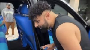 இதுக்கு அப்புறம் எத்தனை பேர் வேணும்னாலும் வாங்கலாம், ஆனா இவர்தான் முதல் ஆளு!! ரோல்ஸ்-ராய்ஸ் உடன் பாடகர்