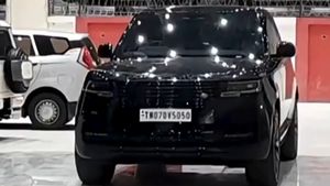 கரூரில் இருந்து விஜய் கௌம்பி போன சொகுசு காரின் விலை இத்தன கோடியா!