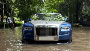 மழை நீரில் பிரேக் டவுன் ஆகி மானத்தை வாங்கிய 10 கோடி ரூபா கார்! இதுக்கு மாருதி ஆல்டோ எவ்வளவோ பரவால!