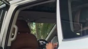 சோனியா சோனியா பாட்டு சுஷ்மிதா சென்னா இது! 28 வருஷத்துல அடையாளமே தெரியாத அளவு மாறீட்டாங்க! 40 லட்ச ரூபா காரில்!