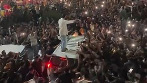 ஒரு தமிழ் படத்துலதான் நடிச்சிருக்காரு! ஆனா விஜய் மாதிரி கூட்டம் கூடுது! கார் மேல ஏறி ரசிகர்களை பாத்தது அவரா!