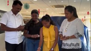 ஸ்கூட்டர்ல சட்டமன்றத்துக்கு போயிட்டு இருந்த எம்எல்ஏவா இது! விலை உயர்ந்த காரை வாங்க குடும்பத்துடன் ஷோரூமில்!