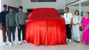 முடி வெட்டுபவராக துவங்கிய வாழ்க்கை... இன்று ரேஞ்ச் ரோவர் உடன் மொத்த மாறிடுச்சு!