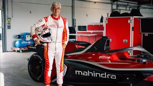 நடிகர் அஜித் ஓட்டி பார்த்த ஸ்போர்ட்ஸ் காரை உருவாக்கியது இவரா? தேசிய கொடி உடனான ஆடையில் த்ரில்லிங்கான பயணம்!