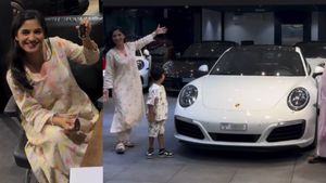 இந்தியாவிலேயே இருந்திருந்தா இதெல்லாம் சாத்தியம் ஆகியிருக்குமா? செகண்ட்-ஹேண்ட் காராக இருந்தாலும் இது வேற லெவல்!