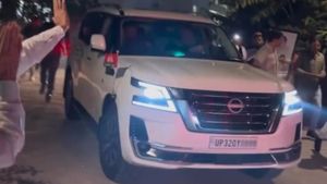 பீகாரில் அரசியல் மாற்றத்தை நிகழ்த்த போறவருக்கு இந்த கார் எல்லாம் சாதாரணம்! கட்சி கொடி பொனட்டில் பறக்குதா!