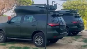 வித்தியாசமான தோற்றத்தில் சுற்றி திரிந்த ஃபார்ச்சூனர் கார்கள்... அவங்களுக்காக உருவாக்கப்பட்டதா!!