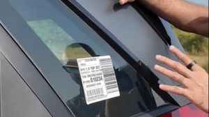 காரை டெலிவரி எடுத்த கையோட இந்த ஸ்டிக்கரை கிழிச்சு வீசிருங்க! டீலர்ஷிப்ல கூட இந்த விஷயத்தை சொல்ல மாட்டாங்க!