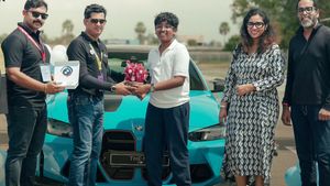 இவர்கிட்ட அப்படி எவ்வளவு பணம் கொட்டி கிடக்குது? கேரளாக்காரராக இருந்தாலும் கோவையில் புது கார் டெலிவிரி!!