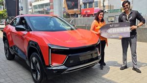 திருமணமாகி அதற்குள் 10 வருஷம் ஆகிடுச்சா... பரிசாக வாங்கி கொடுத்த எலெக்ட்ரிக் காரின் நிறம் தான் இதில் ஹைலைட்டே!