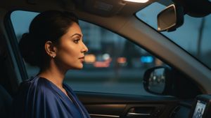 கார்களில் டேஸ்போர்டுக்கு மேலே மறைவா இப்படியொரு மிரர் வழங்கப்படுதா? 10 லட்ச ரூபாய் கார்களிலும் கிடைக்குது!!